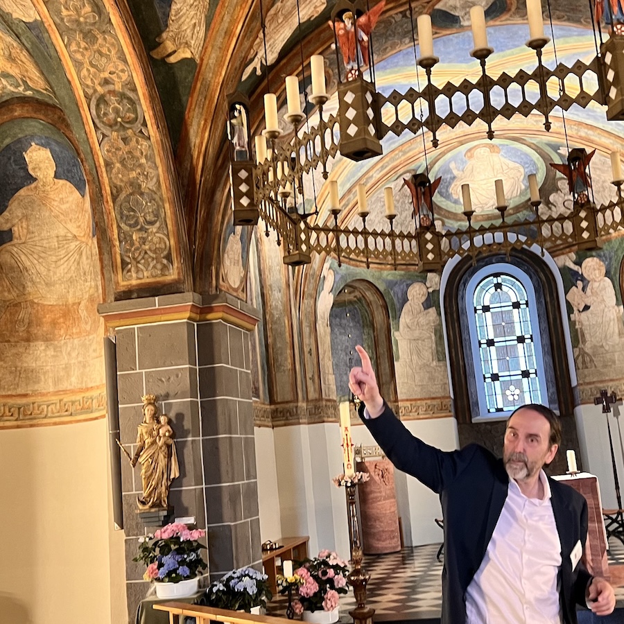 Führung in der Doppelkirche Schwarzrheindorf bei Bonn – Innenraum mit Kirchenführer