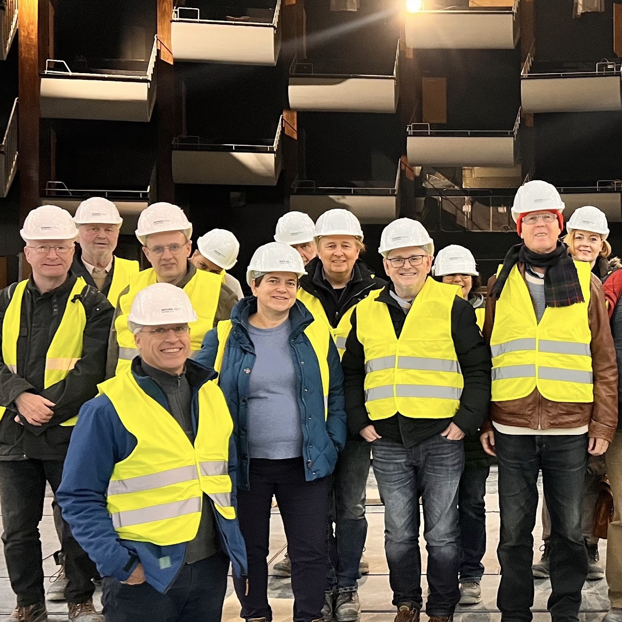 Wir werden vom Architekten durch die Baustelle des Kölner Opernhauses geführt.