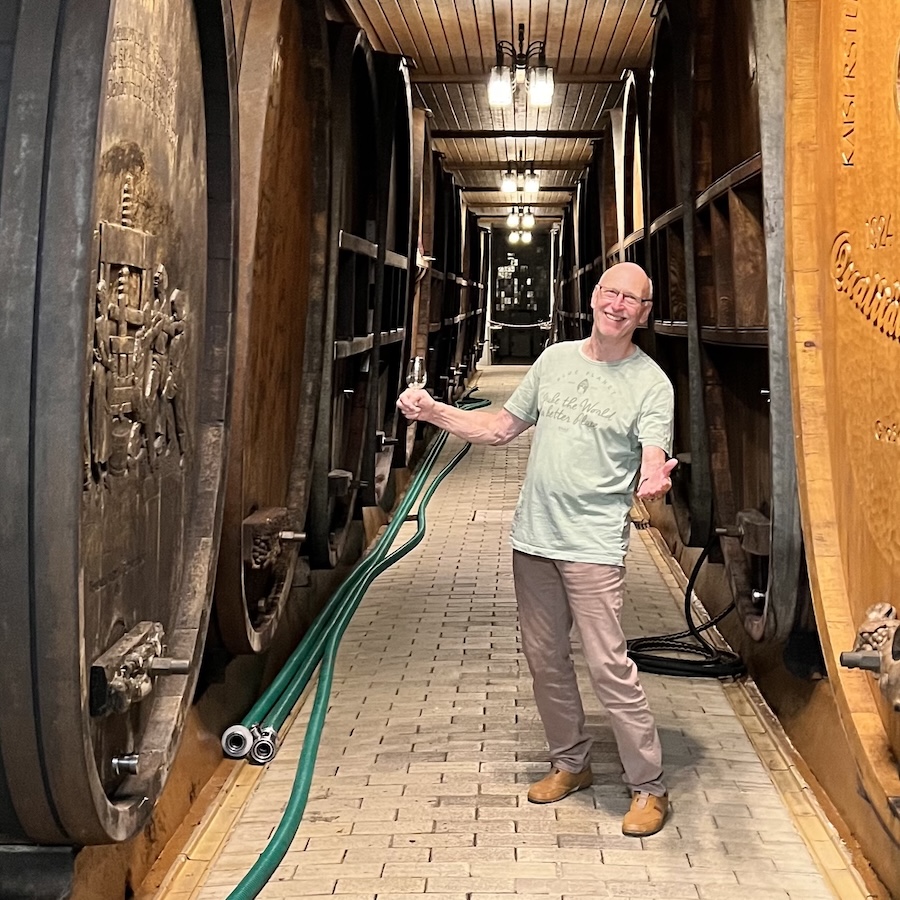 Rainer bewundert die riesigen Fässer bei einem Besuch der Winzergenossenschaft Ihringen.